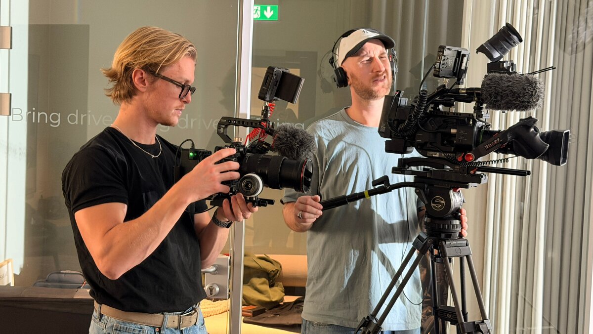 Filmteam med kamera under inspelning av företagsfilm