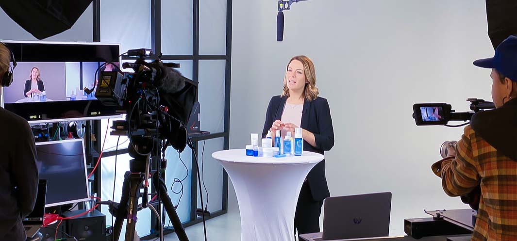 Produktpresentatör framför kameror i TV-studion i Jonsered